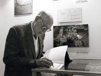 Emeterio Cuadrado firmando su libro sobre la Panoplia Ibérica. I Jornadas Regionales de Arqueología. Murcia Mayo de 1990.